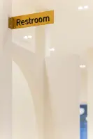 골드 포인트가 돋보이는 아치형 카페 인테리어